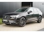 Volvo XC60 T6 Plug-in hybrid AWD Ultra Black Edition Long Range | Luchtvering | Trekhaak | HUD | Panoramisch schuif/kanteldak | Stoel en stuurwielverwarming | 21 inch | Harman Kardon | Adaptieve cruise control |