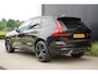 Volvo XC60 T6 Plug-in hybrid AWD Ultra Black Edition Long Range | Luchtvering | Trekhaak | HUD | Panoramisch schuif/kanteldak | Stoel en stuurwielverwarming | 21 inch | Harman Kardon | Adaptieve cruise control |
