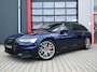 Audi A6 Avant 55 TFSI e S-Line Quattro Competition Navarra Blue 367PK| Pano | Ambient+ | Carbon | Leder Dashboard | Matrix Led (Luxe) | Digital Dash | Alcantara | Trekhaak | Carplay | Memory | Camera | ACC | Lane Assist | Dodehoek Detectie | 20''