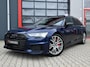 Audi A6 Avant 55 TFSI e S-Line Quattro Competition Navarra Blue 367PK| Pano | Ambient+ | Carbon | Leder Dashboard | Matrix Led (Luxe) | Digital Dash | Alcantara | Trekhaak | Carplay | Memory | Camera | ACC | Lane Assist | Dodehoek Detectie | 20''