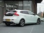 Volvo V40 1.5 T3 Polar+ Sport Automaat, R-design, Trekhaak met afneembare kogel, Panoramadak, Climate control, Cruise control, Harman Kardon audio, Extra getinte ramen achter, Leder-nubuck, 17 inch R-design wielen