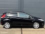 Ford Fiesta 1.4 Titanium LPG/BENZINE 5 deurs - APK TM 04-06-2027 - ECC - CRUISE CONTROLE - LMV - PDC - EL. INKLAPBARE SPIEGELS - BLUETOOTH - VERWARMDE VOORRUIT - NAP - NL AUTO -