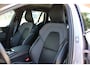 Volvo V60 T8 Plug-in hybrid AWD Plus Dark | Trekhaak | Verwarmbare voorstoelen+stuurwiel+achterbank | Premium audio by Harman Kardon | Verwarmbare voorruit | Rondom zichtcamera | 18 inch Lichtmetalen velgen |