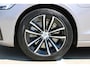 Volvo V60 T8 Plug-in hybrid AWD Plus Dark | Trekhaak | Verwarmbare voorstoelen+stuurwiel+achterbank | Premium audio by Harman Kardon | Verwarmbare voorruit | Rondom zichtcamera | 18 inch Lichtmetalen velgen |