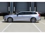 Volvo V60 T8 Plug-in hybrid AWD Plus Dark | Trekhaak | Verwarmbare voorstoelen+stuurwiel+achterbank | Premium audio by Harman Kardon | Verwarmbare voorruit | Rondom zichtcamera | 18 inch Lichtmetalen velgen |