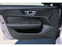 Volvo V60 T8 Plug-in hybrid AWD Plus Dark | Trekhaak | Verwarmbare voorstoelen+stuurwiel+achterbank | Premium audio by Harman Kardon | Verwarmbare voorruit | Rondom zichtcamera | 18 inch Lichtmetalen velgen |