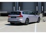 Volvo V60 T8 Plug-in hybrid AWD Plus Dark | Trekhaak | Verwarmbare voorstoelen+stuurwiel+achterbank | Premium audio by Harman Kardon | Verwarmbare voorruit | Rondom zichtcamera | 18 inch Lichtmetalen velgen |