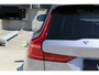 Volvo V60 T8 Plug-in hybrid AWD Plus Dark | Trekhaak | Verwarmbare voorstoelen+stuurwiel+achterbank | Premium audio by Harman Kardon | Verwarmbare voorruit | Rondom zichtcamera | 18 inch Lichtmetalen velgen |
