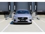 Volvo V60 T8 Plug-in hybrid AWD Plus Dark | Trekhaak | Verwarmbare voorstoelen+stuurwiel+achterbank | Premium audio by Harman Kardon | Verwarmbare voorruit | Rondom zichtcamera | 18 inch Lichtmetalen velgen |