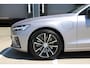 Volvo V60 T8 Plug-in hybrid AWD Plus Dark | Trekhaak | Verwarmbare voorstoelen+stuurwiel+achterbank | Premium audio by Harman Kardon | Verwarmbare voorruit | Rondom zichtcamera | 18 inch Lichtmetalen velgen |
