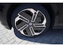 Volkswagen ID. Buzz GTX 4MOTION 86 kWh LWB 7p. 340PK / 250kW, 7 zitplaatsen, Harman Kardon geluidssysteem, 21" LMV, head-up display, wegklapbare trekhaak, elektrisch verstelbare voorstoelen met geheugen- en massagefunctie, elektrische schuiframen in schuifdeuren, keyless advanced, elektrische schuifdeuren links en rechts gecombineerd met elektrische achterklep, adaptieve cruise control (ACC) met Travel Assist, discover pro navigatie, verwarmbare voorstoelen, verwarmbaar multifunctioneel lederen stuurwiel, LED Matrix (IQ.Lights), alarm klasse II, rondomzichtcamera (Area View), 3-zone climatronic, Apple Carplay & Android Auto, dodehoekdetectie (Side Assist), dynamisch grootlichtassistent (Dynamic Light Assist), keyless go & entry etc.