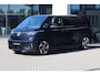Volkswagen ID. Buzz GTX 4MOTION 86 kWh LWB 7p. 340PK / 250kW, 7 zitplaatsen, Harman Kardon geluidssysteem, 21" LMV, head-up display, wegklapbare trekhaak, elektrisch verstelbare voorstoelen met geheugen- en massagefunctie, elektrische schuiframen in schuifdeuren, keyless advanced, elektrische schuifdeuren links en rechts gecombineerd met elektrische achterklep, adaptieve cruise control (ACC) met Travel Assist, discover pro navigatie, verwarmbare voorstoelen, verwarmbaar multifunctioneel lederen stuurwiel, LED Matrix (IQ.Lights), alarm klasse II, rondomzichtcamera (Area View), 3-zone climatronic, Apple Carplay & Android Auto, dodehoekdetectie (Side Assist), dynamisch grootlichtassistent (Dynamic Light Assist), keyless go & entry etc.