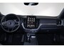 Volvo XC60 T8 Recharge AWD Ultra Black Edition Exec - Luchtvering - Panorama/schuifdak - IntelliSafe Assist & Surround - 360º Camera - Bowers & Wilkins audio - Adaptieve LED koplampen - Verwarmde voorstoelen, stuur & achterbank - Parkeersensoren voor & achter - Elektr. bedienb. voorstoelen met geheugen - Head up display - Draadloze tel. lader - Extra getint glas - 21' LMV