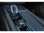 Volvo XC60 T8 Recharge AWD Ultra Black Edition Exec - Luchtvering - Panorama/schuifdak - IntelliSafe Assist & Surround - 360º Camera - Bowers & Wilkins audio - Adaptieve LED koplampen - Verwarmde voorstoelen, stuur & achterbank - Parkeersensoren voor & achter - Elektr. bedienb. voorstoelen met geheugen - Head up display - Draadloze tel. lader - Extra getint glas - 21' LMV