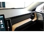 Volvo XC60 2.0 T8 AWD 335kW/456pk Aut8 Recharge Ultra Bright Executive LUCHTVERING + BOWERS&WILKINS + EL.TREKHAAK + PANORAMADAK + BLIS + HEAD-UP + PILOT ASSIST + STOELVERWARMING/-VENTILATIE/-MASSAGE + ADAPT.CRUISE + 360 CAMERA + STUURVERWARMING + 21" LM-VELGEN!