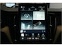 Volvo XC60 2.0 T8 AWD 335kW/456pk Aut8 Recharge Ultra Bright Executive LUCHTVERING + BOWERS&WILKINS + EL.TREKHAAK + PANORAMADAK + BLIS + HEAD-UP + PILOT ASSIST + STOELVERWARMING/-VENTILATIE/-MASSAGE + ADAPT.CRUISE + 360 CAMERA + STUURVERWARMING + 21" LM-VELGEN!