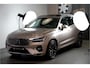 Volvo XC60 2.0 T8 AWD 335kW/456pk Aut8 Recharge Ultra Bright Executive LUCHTVERING + BOWERS&WILKINS + EL.TREKHAAK + PANORAMADAK + BLIS + HEAD-UP + PILOT ASSIST + STOELVERWARMING/-VENTILATIE/-MASSAGE + ADAPT.CRUISE + 360 CAMERA + STUURVERWARMING + 21" LM-VELGEN!