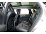 Volvo XC60 2.0 T8 AWD 335kW/456pk Aut8 Recharge Ultra Bright Executive LUCHTVERING + BOWERS&WILKINS + EL.TREKHAAK + PANORAMADAK + BLIS + HEAD-UP + PILOT ASSIST + STOELVERWARMING/-VENTILATIE/-MASSAGE + ADAPT.CRUISE + 360 CAMERA + STUURVERWARMING + 21" LM-VELGEN!