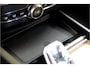 Volvo XC60 2.0 T8 AWD 335kW/456pk Aut8 Recharge Ultra Bright Executive LUCHTVERING + BOWERS&WILKINS + EL.TREKHAAK + PANORAMADAK + BLIS + HEAD-UP + PILOT ASSIST + STOELVERWARMING/-VENTILATIE/-MASSAGE + ADAPT.CRUISE + 360 CAMERA + STUURVERWARMING + 21" LM-VELGEN!
