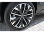 Volvo XC90 T8 Plug-in hybrid AWD Ultra Dark | Luchtvering | Panoramadak | Trekhaak | Head up display | Premium audio by Bowers&Wilkins | 360 graden camera | Verwarmbare voorstoelen met massagefunctie en ventilatie