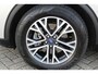 Ford Kuga 2.5-225pk PHEV Titanium. Hybride rijden voor een reëel bedrag ! Autm. airco dual, stoel-, stuur-, achterbank- en voorraamverw., navigatie, telefoonvoorb., trekhaak, metallic lak, LM wielen+ AllSeason banden etc.