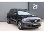 Volvo XC40 2.0 B3 Plus Dark / Panoramadak / Memory Stoelen / Harman Kardon / Keyless-Go / Stuurwielverwarming