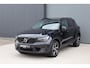 Volvo XC40 2.0 B3 Plus Dark / Panoramadak / Memory Stoelen / Harman Kardon / Keyless-Go / Stuurwielverwarming