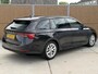 Skoda Octavia Combi 1.0 e-TSI Sport Business Automaat | LED verlichting | Stoelverwarming | Navigatiesysteem | Apple CarPlay/Android Auto Smartlink | Sfeerverlichting | 17 inch lichtmetalen velgen | Parkeersensoren voor en achter