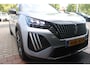 Peugeot 2008 1.2 Hybrid 145PK AUTOMAAT GT PACK | ELEKTRISCH BEDIENBARE BESTUURDERSSTOEL | NAVIGATIE | FULL LED KOPLAMPEN | DRAADLOZE APPLE CARPLAY/ANDROID AUTO | ADAPTIVE CRUISE CONTROL | CAMERA VOOR + ACHTER | CLIMATE CONTROL | LICHTMETALEN VELGEN 17" | KEYLESS ENTRY/START | DAB+ RADIO | ALCANTARA/LEDEREN BEKLEDING  | DODEHOEK DETECTIE | PARKEERSENSOREN VOOR + ACHTER | STOEL VERWARMING | DRAADLOZE TELEFOONLADER |