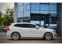 Volvo XC60 2.0 T8 Twin Engine AWD R-Design / Pano / Luchtvering / 22 Inch / B&W / Leder