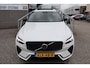 Volvo XC60 2.0 T8 Plug-in hybrid AWD Plus Dark Soh 100% FABRIEKSGARANTIE Panoramadak/Orrefors kristal pook/Zwarte hemel/Stoelverwarming voor & achter/Stuurverwarming/Harman kardon audio/360 camera/Elektrische stoelen met geheugen/Adaptieve cruis control/Lane assist/