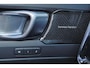 Volvo XC40 B4 (198pk) R-Design - IntelliSafe Assist & Surround - Harman/Kardon audio - Elektr. bedienb. voorstoelen - Extra getint glas - Parkeercamera achter - Verwarmde voorstoelen & stuur - Full LED koplampen met adapti