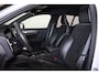 Volvo XC40 B4 (198pk) R-Design - IntelliSafe Assist & Surround - Harman/Kardon audio - Elektr. bedienb. voorstoelen - Extra getint glas - Parkeercamera achter - Verwarmde voorstoelen & stuur - Full LED koplampen met adapti