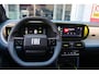 Fiat Grande Panda LA PRIMA 113PK 11 kW 44 kWh | DRAADLOZE APPLE CARPLAY/ANDROID AUTO | NAVIGATIE | ACHTERUITRIJCAMERA | PARKEERSENSOREN VOOR + ACHTER | DRAADLOZE TELEFOONLADER | LED KOPLAMPEN | CLIMATE CONTROL | 3-FASE | 17" LICHTMETALEN VELGEN | PRIVACY GLASS | ACHTERSPOILER |