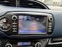 Toyota Yaris 1.5 HYBRID BI-TONE 5-DEURS CRUISE CLIMA NL-AUTO 16"LM-VELGEN CAMERA BLUETOOTH PRIVACY GLASS KEYLESS