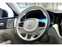 Volvo XC60 2.0 T8 AWD 335kW/456pk Aut8 Recharge Ultra Dark Excl. LUCHTVERING + BOWERS&WILKINS + PANORAMADAK + EL.TREKHAAK + DUBBEL GLAS + BLIS + HEAD-UP + PILOT ASSIST + V&A STOEL-&STUURVERWARMING + GOOGLE + STOELVENTILATIE&-MASSAGE + 360 CAMERA + 22" LM-VELGEN!!