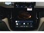Volvo XC60 2.0 T8 AWD 335kW/456pk Aut8 Recharge Ultra Dark Excl. LUCHTVERING + BOWERS&WILKINS + PANORAMADAK + EL.TREKHAAK + DUBBEL GLAS + BLIS + HEAD-UP + PILOT ASSIST + V&A STOEL-&STUURVERWARMING + GOOGLE + STOELVENTILATIE&-MASSAGE + 360 CAMERA + 22" LM-VELGEN!!