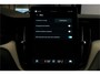 Volvo XC60 2.0 T8 AWD 335kW/456pk Aut8 Recharge Ultra Dark Excl. LUCHTVERING + BOWERS&WILKINS + PANORAMADAK + EL.TREKHAAK + DUBBEL GLAS + BLIS + HEAD-UP + PILOT ASSIST + V&A STOEL-&STUURVERWARMING + GOOGLE + STOELVENTILATIE&-MASSAGE + 360 CAMERA + 22" LM-VELGEN!!