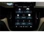Volvo XC60 2.0 T8 AWD 335kW/456pk Aut8 Recharge Ultra Dark Excl. LUCHTVERING + BOWERS&WILKINS + PANORAMADAK + EL.TREKHAAK + DUBBEL GLAS + BLIS + HEAD-UP + PILOT ASSIST + V&A STOEL-&STUURVERWARMING + GOOGLE + STOELVENTILATIE&-MASSAGE + 360 CAMERA + 22" LM-VELGEN!!