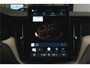 Volvo XC60 2.0 T8 AWD 335kW/456pk Aut8 Recharge Ultra Dark Excl. LUCHTVERING + BOWERS&WILKINS + PANORAMADAK + EL.TREKHAAK + DUBBEL GLAS + BLIS + HEAD-UP + PILOT ASSIST + V&A STOEL-&STUURVERWARMING + GOOGLE + STOELVENTILATIE&-MASSAGE + 360 CAMERA + 22" LM-VELGEN!!