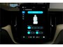 Volvo XC60 2.0 T8 AWD 335kW/456pk Aut8 Recharge Ultra Dark Excl. LUCHTVERING + BOWERS&WILKINS + PANORAMADAK + EL.TREKHAAK + DUBBEL GLAS + BLIS + HEAD-UP + PILOT ASSIST + V&A STOEL-&STUURVERWARMING + GOOGLE + STOELVENTILATIE&-MASSAGE + 360 CAMERA + 22" LM-VELGEN!!