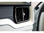 Volvo XC60 2.0 T8 AWD 335kW/456pk Aut8 Recharge Ultra Dark Excl. LUCHTVERING + BOWERS&WILKINS + PANORAMADAK + EL.TREKHAAK + DUBBEL GLAS + BLIS + HEAD-UP + PILOT ASSIST + V&A STOEL-&STUURVERWARMING + GOOGLE + STOELVENTILATIE&-MASSAGE + 360 CAMERA + 22" LM-VELGEN!!