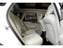 Volvo XC60 2.0 T8 AWD 335kW/456pk Aut8 Recharge Ultra Dark Excl. LUCHTVERING + BOWERS&WILKINS + PANORAMADAK + EL.TREKHAAK + DUBBEL GLAS + BLIS + HEAD-UP + PILOT ASSIST + V&A STOEL-&STUURVERWARMING + GOOGLE + STOELVENTILATIE&-MASSAGE + 360 CAMERA + 22" LM-VELGEN!!