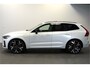 Volvo XC60 2.0 T8 AWD 335kW/456pk Aut8 Recharge Ultra Dark Excl. LUCHTVERING + BOWERS&WILKINS + PANORAMADAK + EL.TREKHAAK + DUBBEL GLAS + BLIS + HEAD-UP + PILOT ASSIST + V&A STOEL-&STUURVERWARMING + GOOGLE + STOELVENTILATIE&-MASSAGE + 360 CAMERA + 22" LM-VELGEN!!