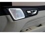 Volvo XC60 2.0 T8 AWD 335kW/456pk Aut8 Recharge Ultra Dark Excl. LUCHTVERING + BOWERS&WILKINS + PANORAMADAK + EL.TREKHAAK + DUBBEL GLAS + BLIS + HEAD-UP + PILOT ASSIST + V&A STOEL-&STUURVERWARMING + GOOGLE + STOELVENTILATIE&-MASSAGE + 360 CAMERA + 22" LM-VELGEN!!
