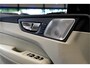 Volvo XC60 2.0 T8 AWD 335kW/456pk Aut8 Recharge Ultra Dark Excl. LUCHTVERING + BOWERS&WILKINS + PANORAMADAK + EL.TREKHAAK + DUBBEL GLAS + BLIS + HEAD-UP + PILOT ASSIST + V&A STOEL-&STUURVERWARMING + GOOGLE + STOELVENTILATIE&-MASSAGE + 360 CAMERA + 22" LM-VELGEN!!