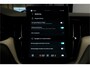 Volvo XC60 2.0 T8 AWD 335kW/456pk Aut8 Recharge Ultra Dark Excl. LUCHTVERING + BOWERS&WILKINS + PANORAMADAK + EL.TREKHAAK + DUBBEL GLAS + BLIS + HEAD-UP + PILOT ASSIST + V&A STOEL-&STUURVERWARMING + GOOGLE + STOELVENTILATIE&-MASSAGE + 360 CAMERA + 22" LM-VELGEN!!