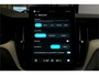 Volvo XC60 2.0 T8 AWD 335kW/456pk Aut8 Recharge Ultra Dark Excl. LUCHTVERING + BOWERS&WILKINS + PANORAMADAK + EL.TREKHAAK + DUBBEL GLAS + BLIS + HEAD-UP + PILOT ASSIST + V&A STOEL-&STUURVERWARMING + GOOGLE + STOELVENTILATIE&-MASSAGE + 360 CAMERA + 22" LM-VELGEN!!