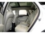 Volvo XC60 2.0 T8 AWD 335kW/456pk Aut8 Recharge Ultra Dark Excl. LUCHTVERING + BOWERS&WILKINS + PANORAMADAK + EL.TREKHAAK + DUBBEL GLAS + BLIS + HEAD-UP + PILOT ASSIST + V&A STOEL-&STUURVERWARMING + GOOGLE + STOELVENTILATIE&-MASSAGE + 360 CAMERA + 22" LM-VELGEN!!