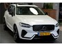 Volvo XC60 2.0 T8 AWD 335kW/456pk Aut8 Recharge Ultra Dark Excl. LUCHTVERING + BOWERS&WILKINS + PANORAMADAK + EL.TREKHAAK + DUBBEL GLAS + BLIS + HEAD-UP + PILOT ASSIST + V&A STOEL-&STUURVERWARMING + GOOGLE + STOELVENTILATIE&-MASSAGE + 360 CAMERA + 22" LM-VELGEN!!